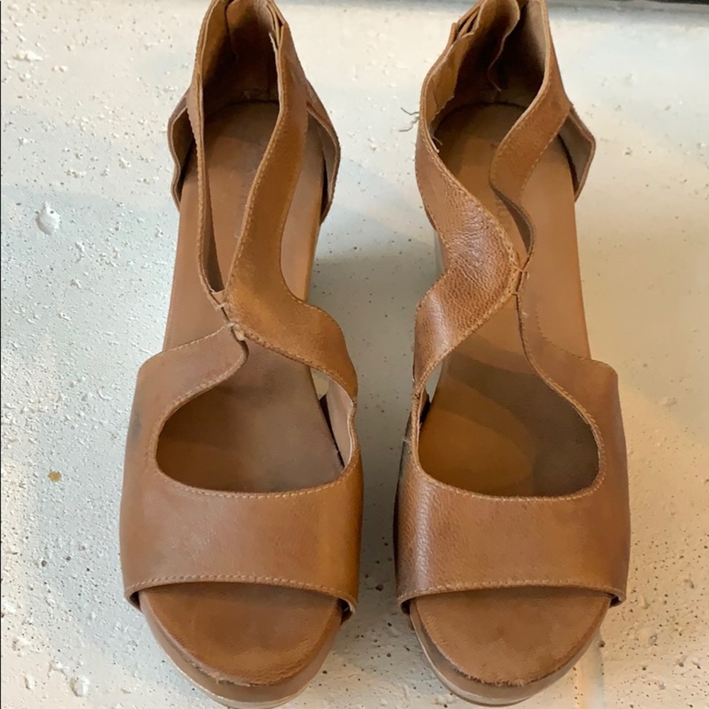 Super cute Antelope wedges